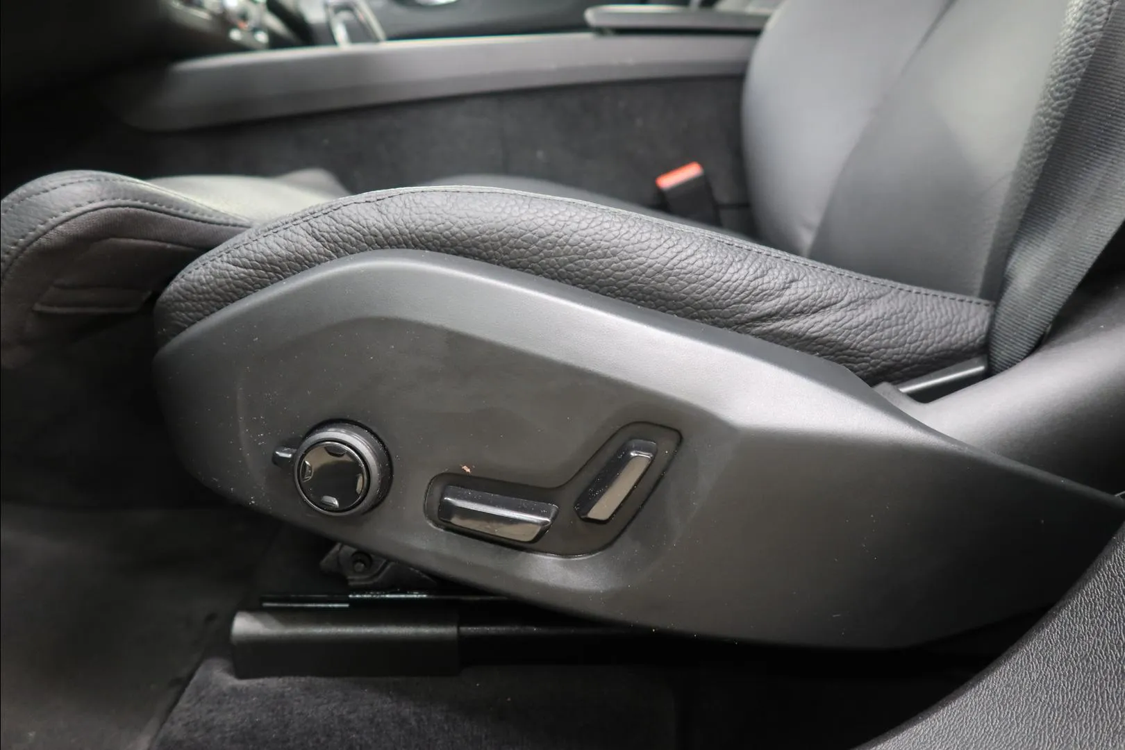 Volvo XC60 LTL-868 carousel image