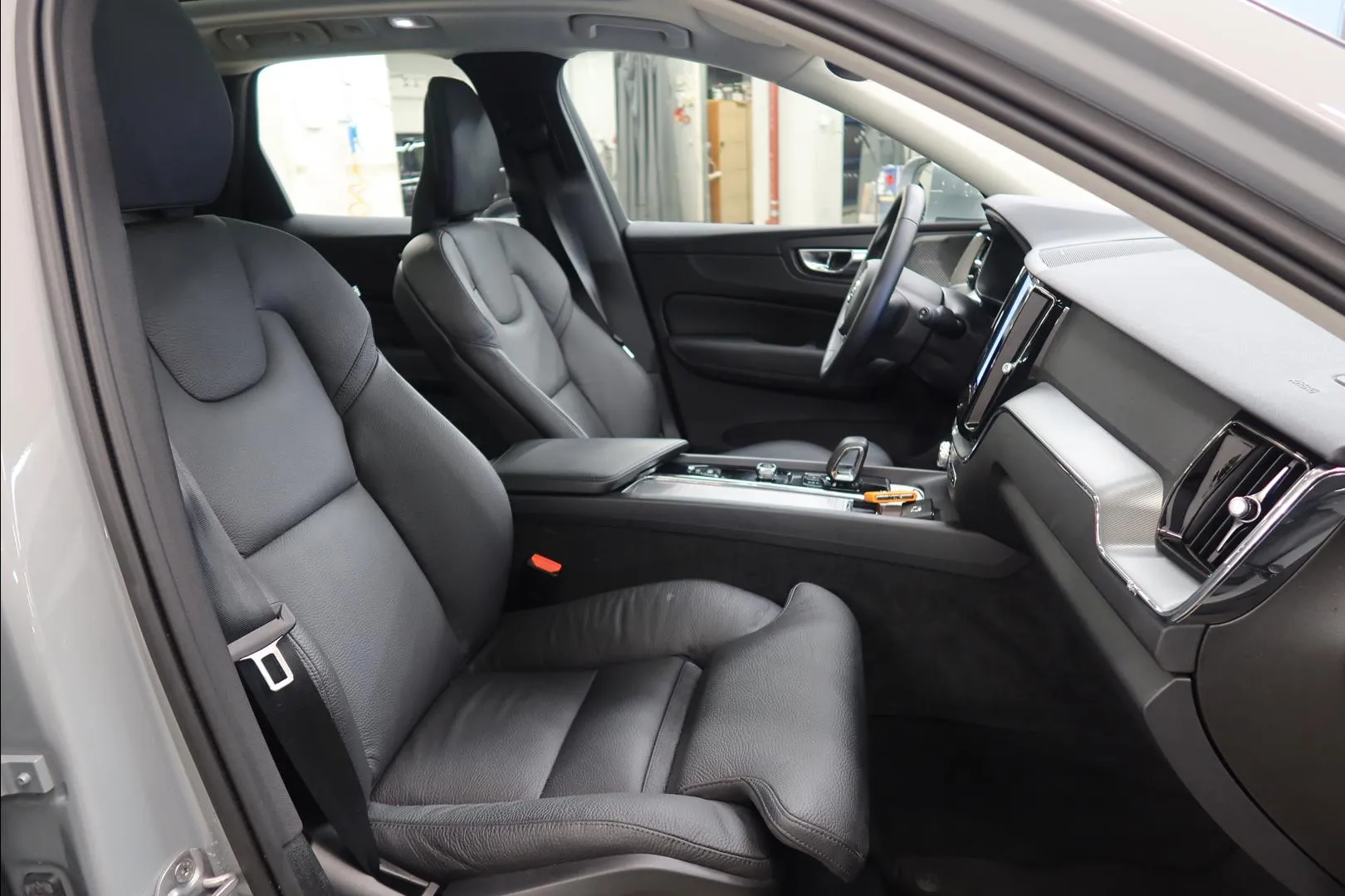 Volvo XC60 LTL-868 carousel image