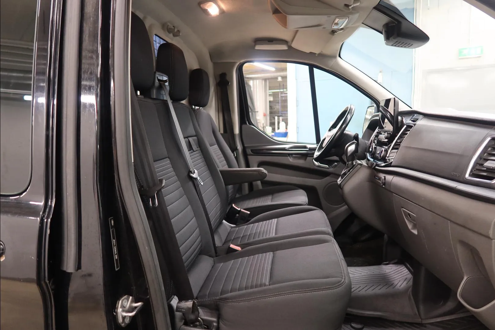 Ford Transit Custom XOS-171 carousel image