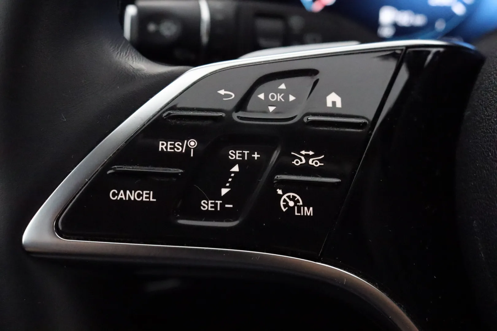 MERCEDES-BENZ E OZS-934 carousel image