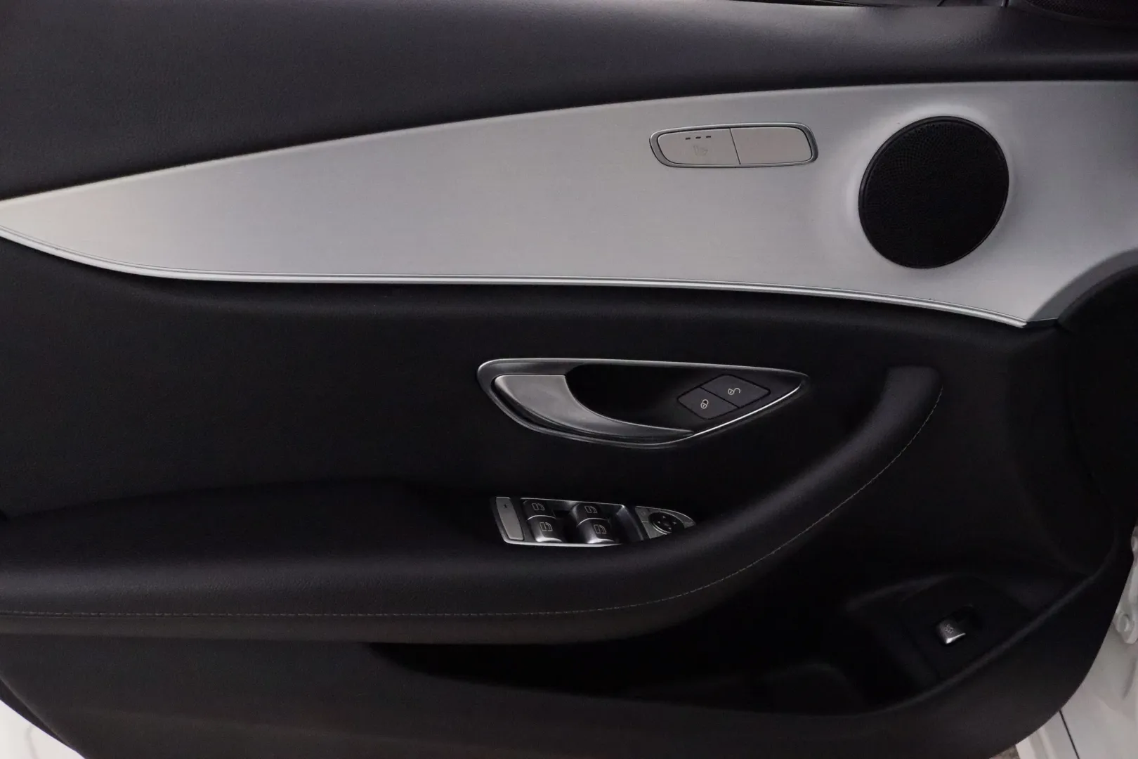 MERCEDES-BENZ E OZS-934 carousel image