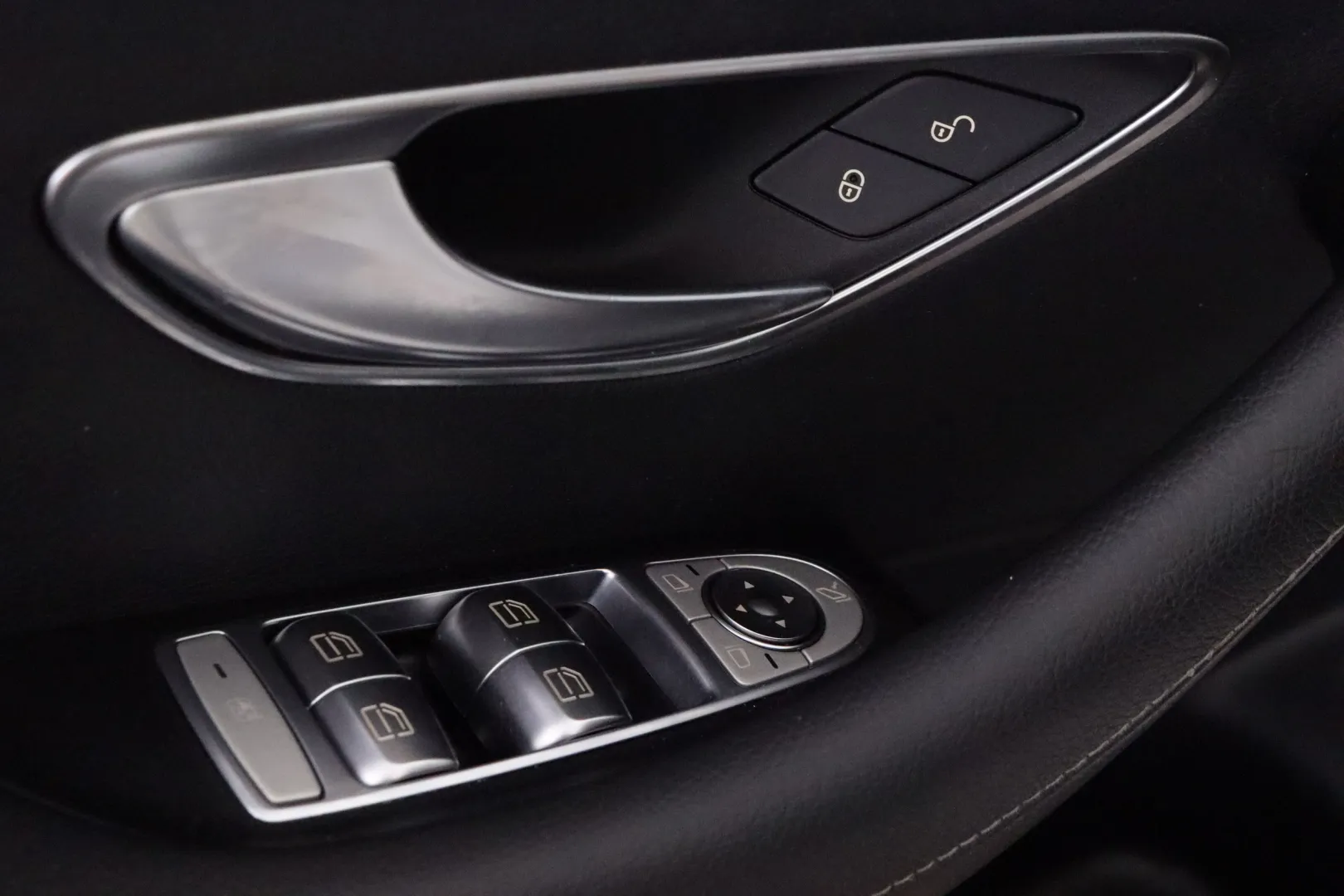 MERCEDES-BENZ E OZS-934 carousel image