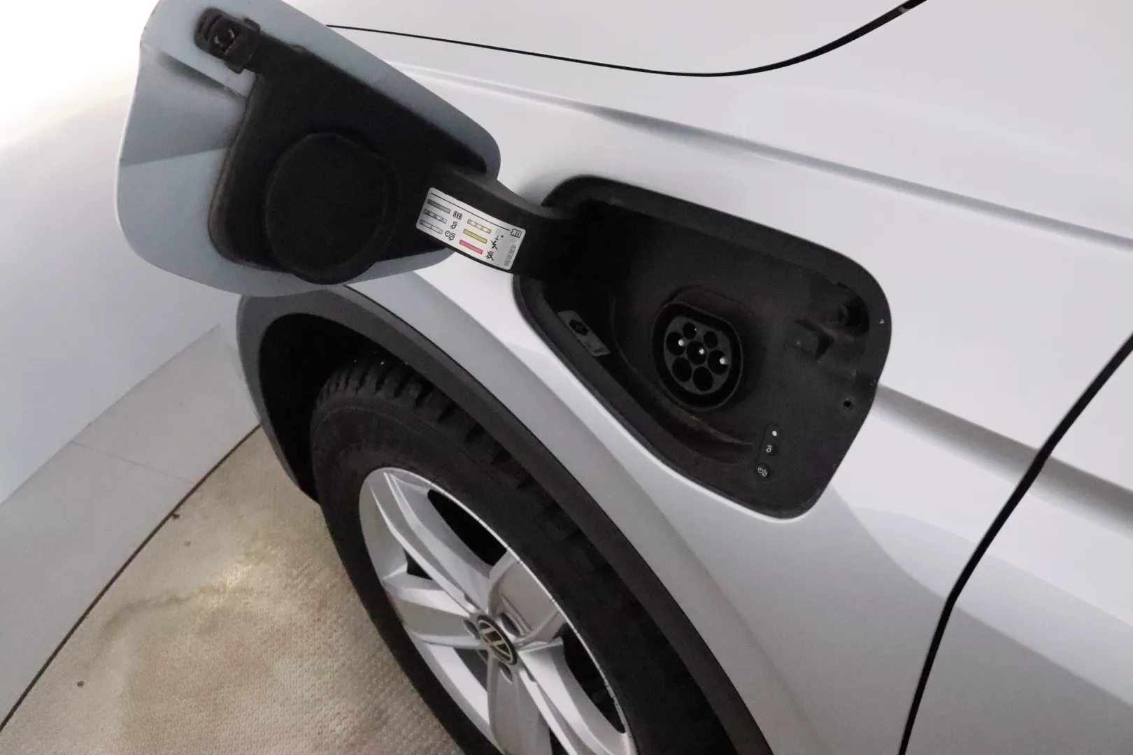 VOLKSWAGEN Tiguan CPM-907 carousel image