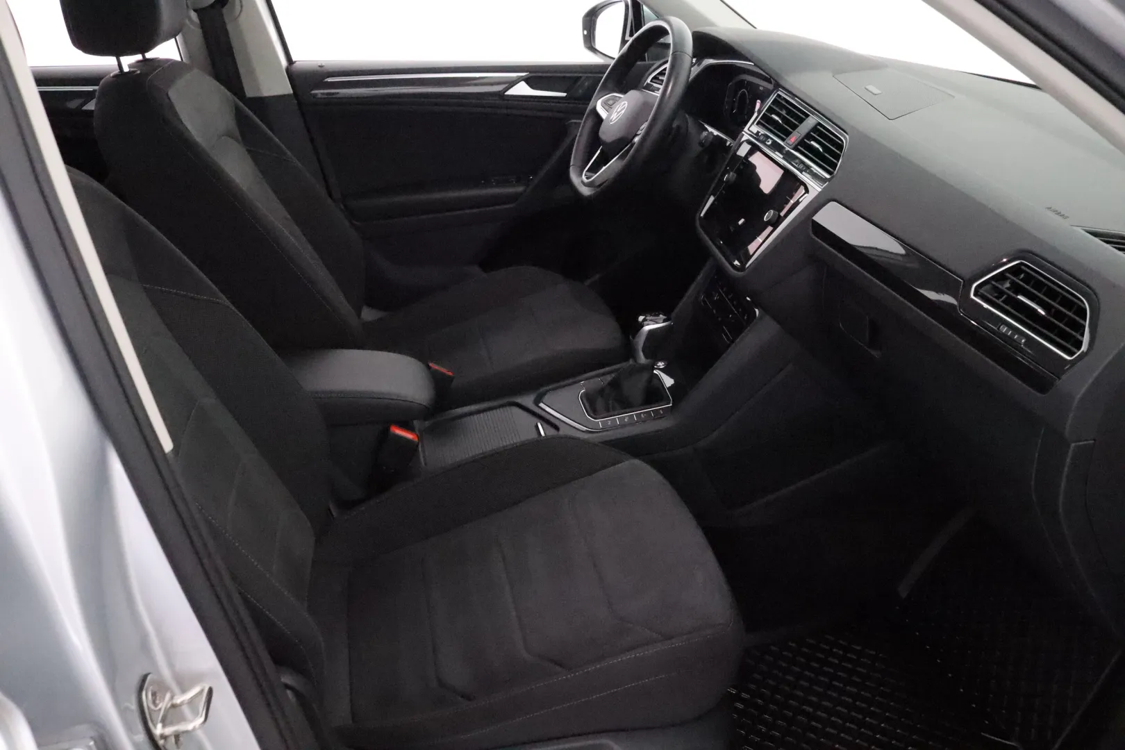 VOLKSWAGEN Tiguan CPM-907 carousel image