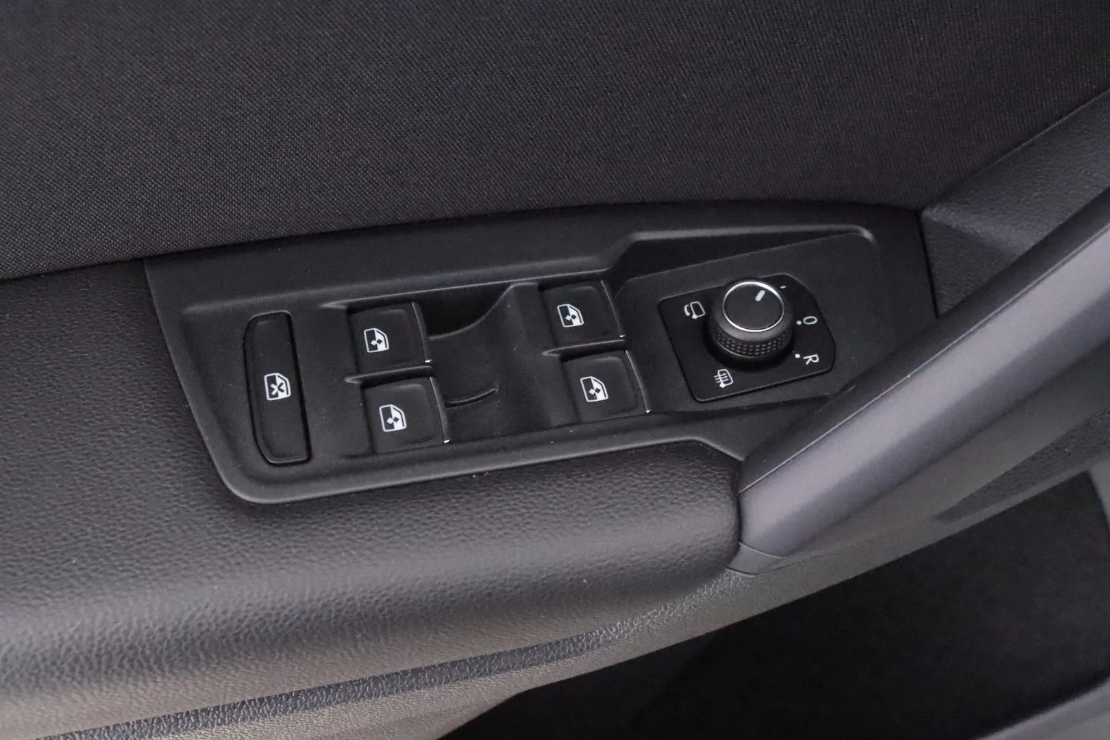 VOLKSWAGEN Tiguan CPM-907 carousel image