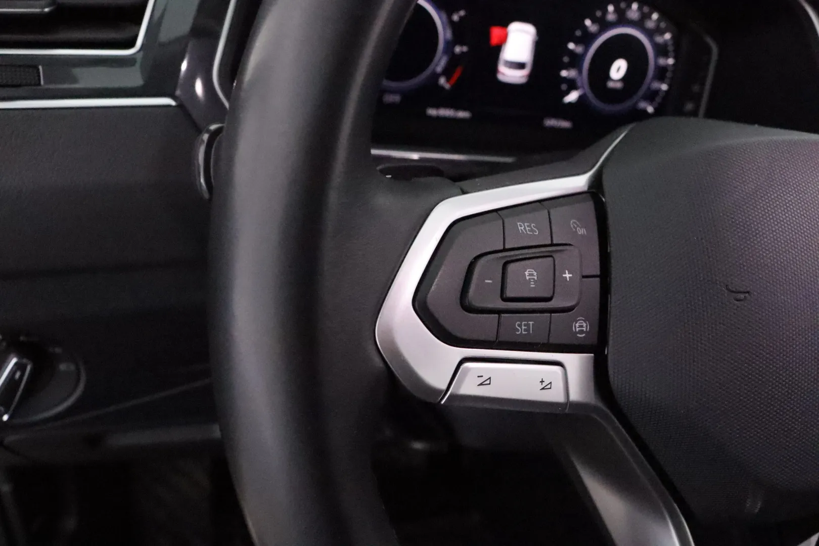 VOLKSWAGEN Tiguan CPM-907 carousel image