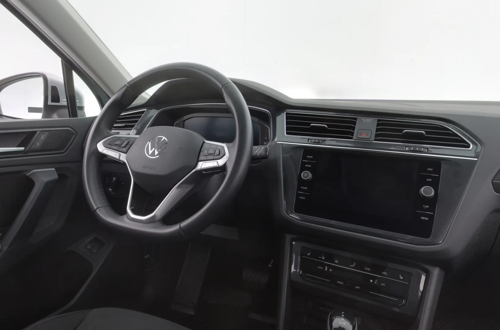 VOLKSWAGEN Tiguan CPM-907 carousel image