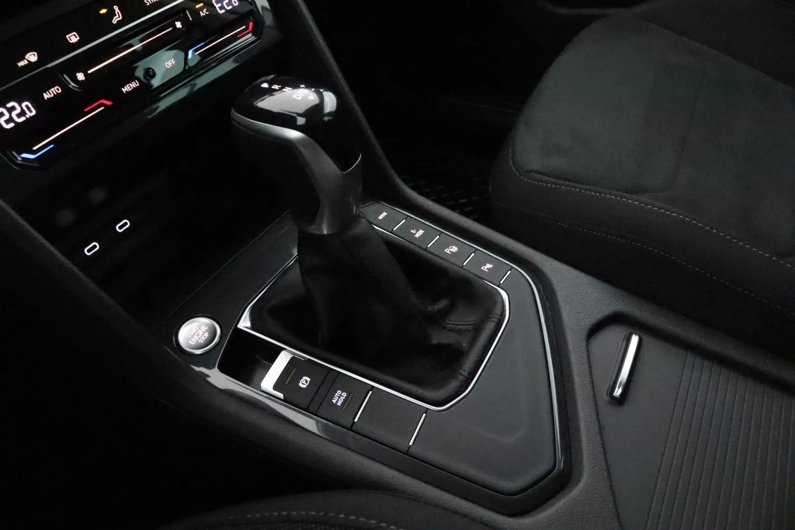 VOLKSWAGEN Tiguan CPM-907 carousel image