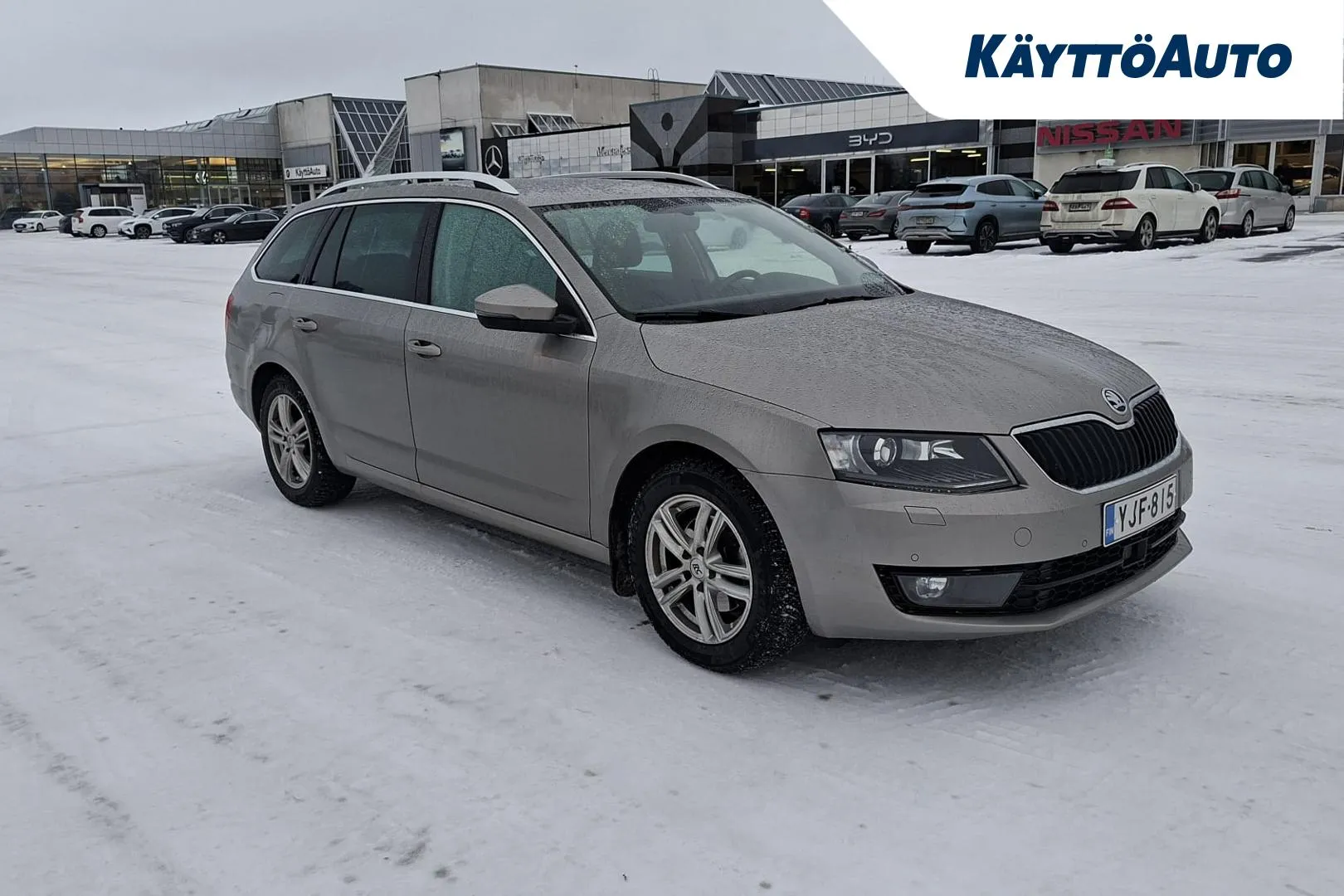 Skoda Octavia YJF-815 carousel image