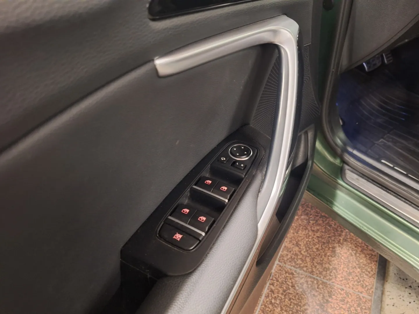 Kia Ceed CRG-889 carousel image