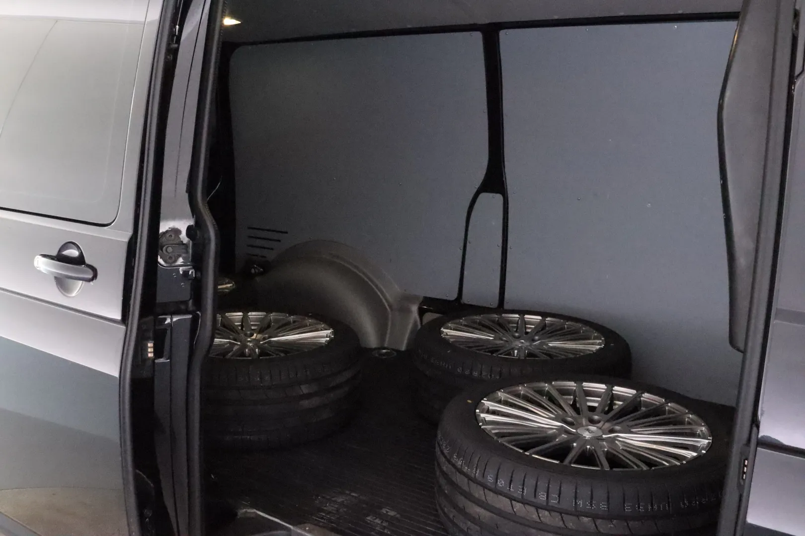 VOLKSWAGEN Transporter CLK-837 carousel image