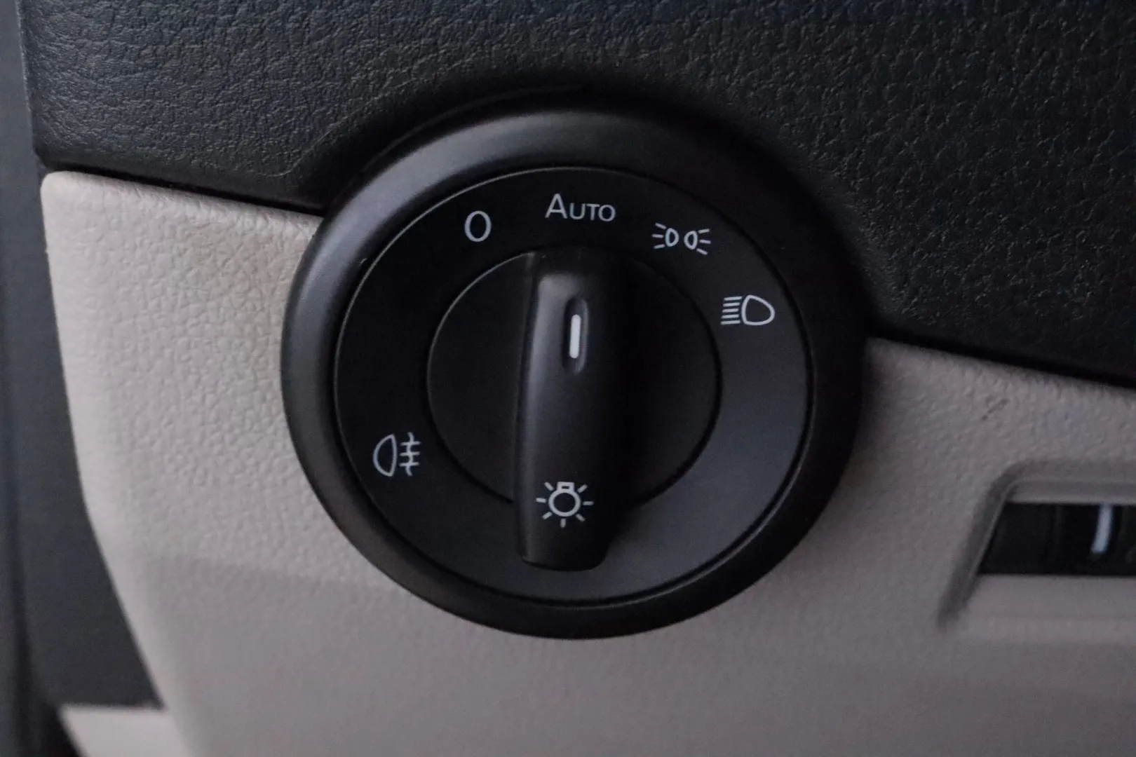 VOLKSWAGEN Transporter CLK-837 carousel image