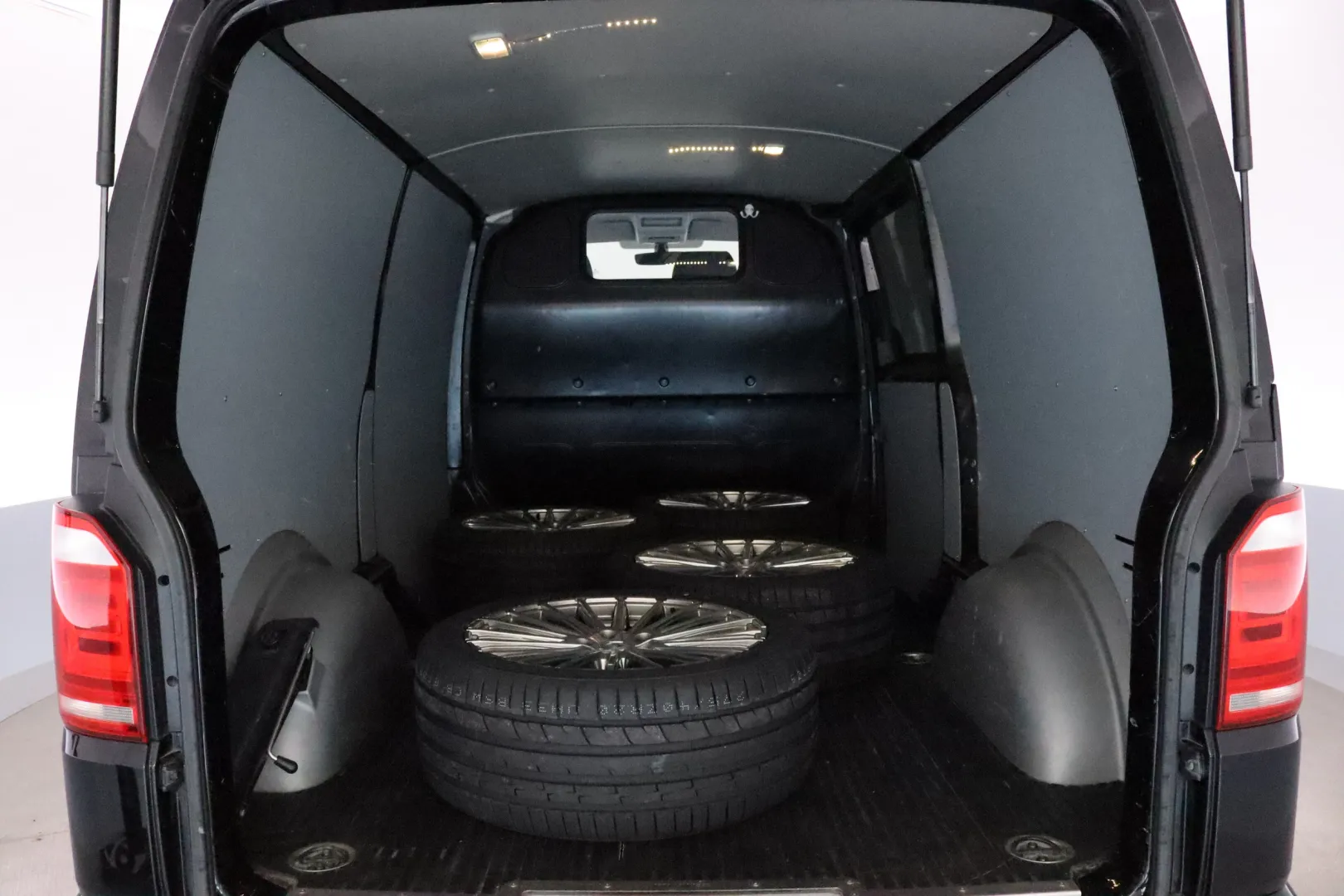 VOLKSWAGEN Transporter CLK-837 carousel image