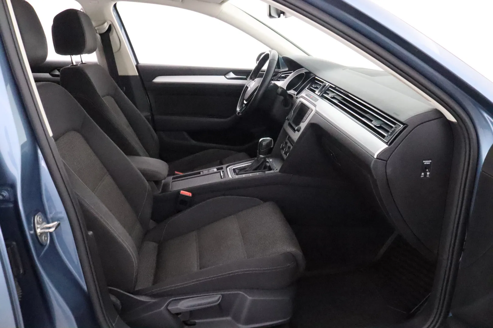 VOLKSWAGEN Passat ENO-291 carousel image