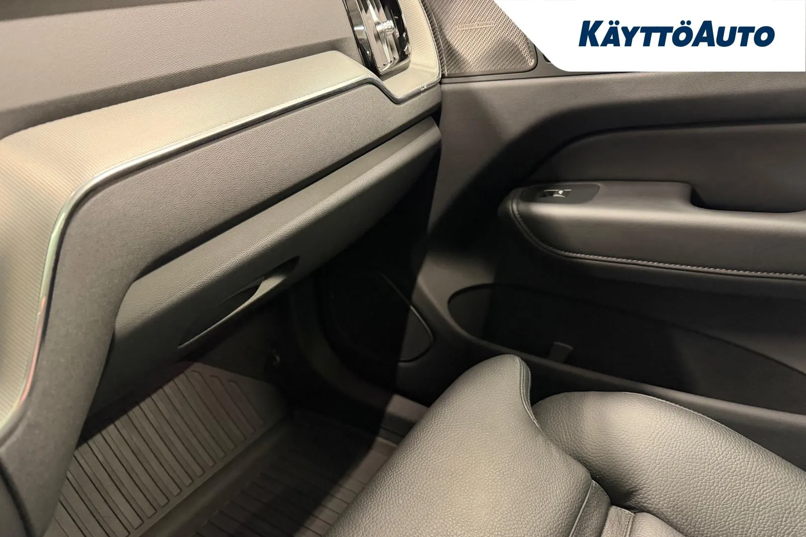 VOLVO XC60 RVS-681 carousel image