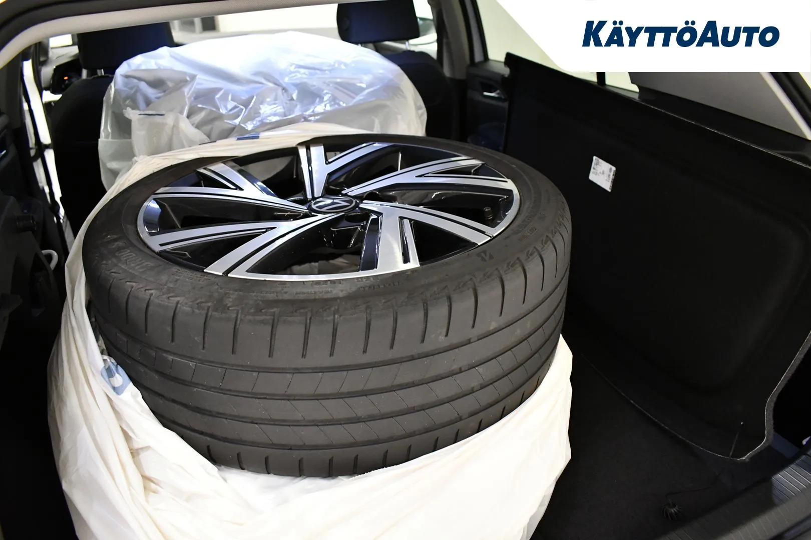 VOLKSWAGEN Golf KTT-563 carousel image