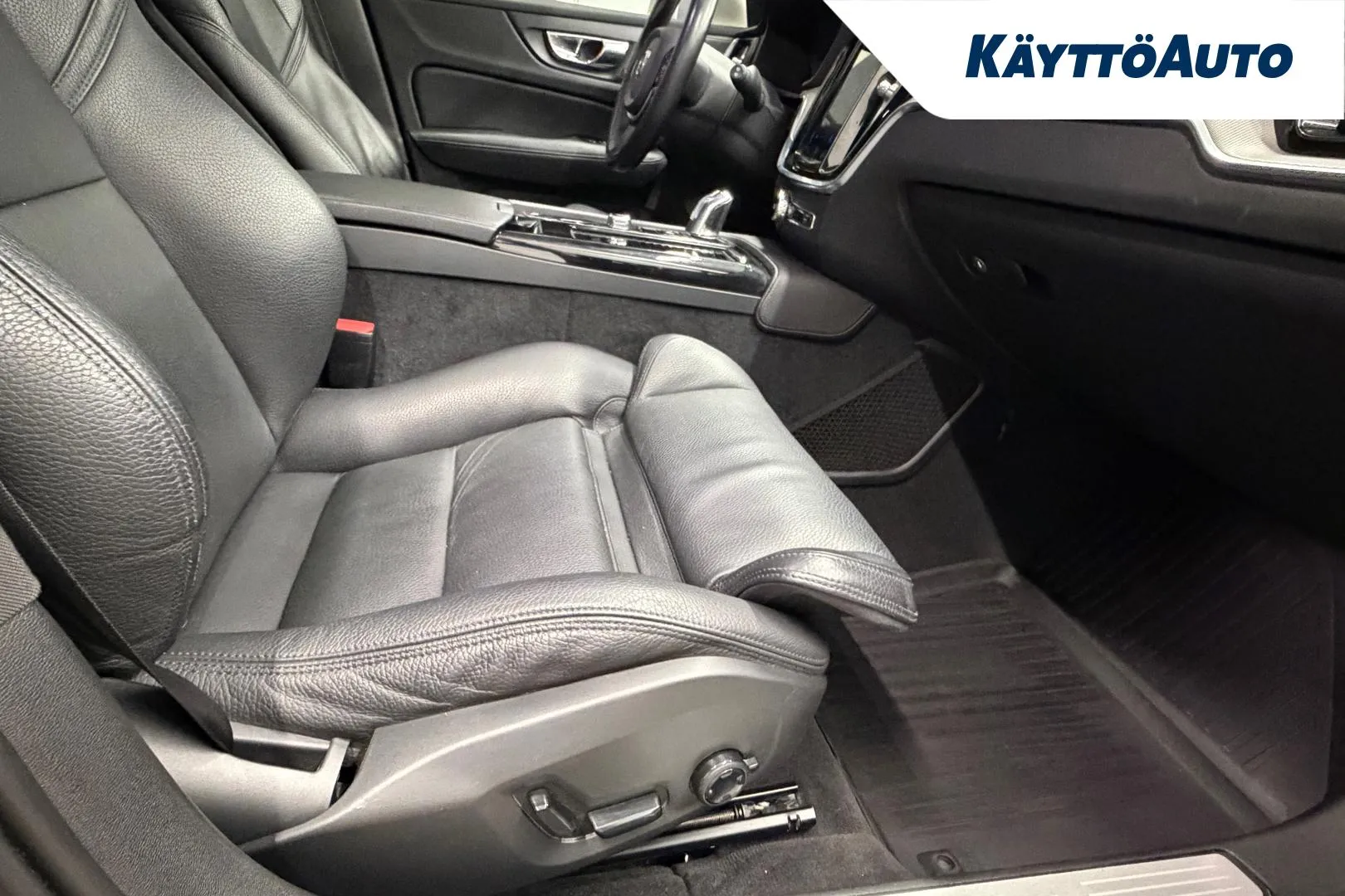 VOLVO V60 T8 Twin Engine EUA-185 carousel image