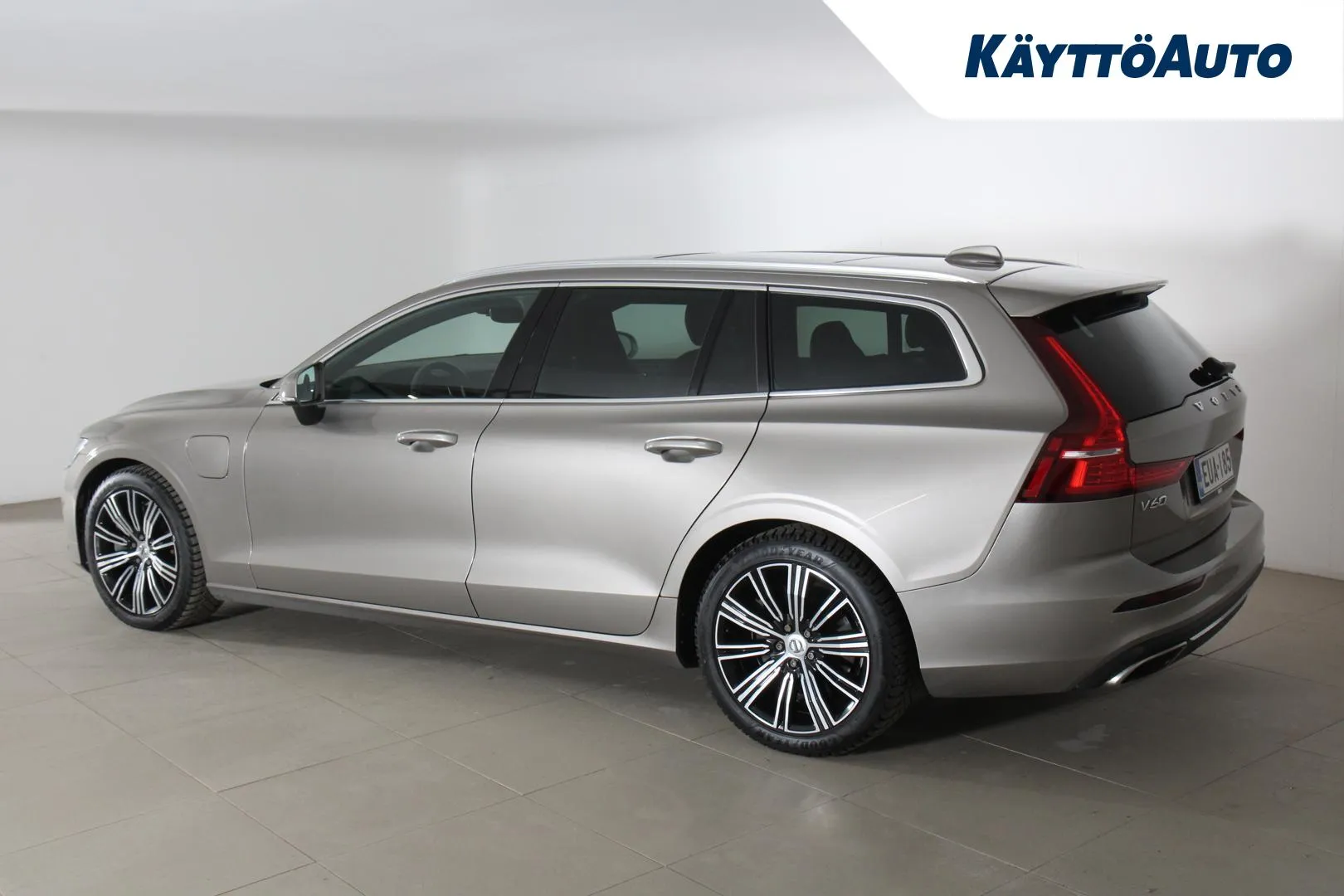 VOLVO V60 T8 Twin Engine EUA-185 carousel image