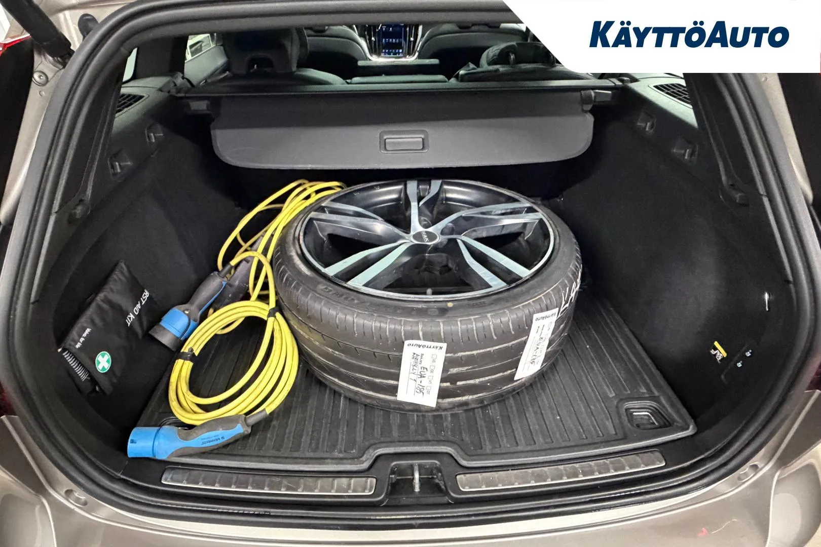 VOLVO V60 T8 Twin Engine EUA-185 carousel image