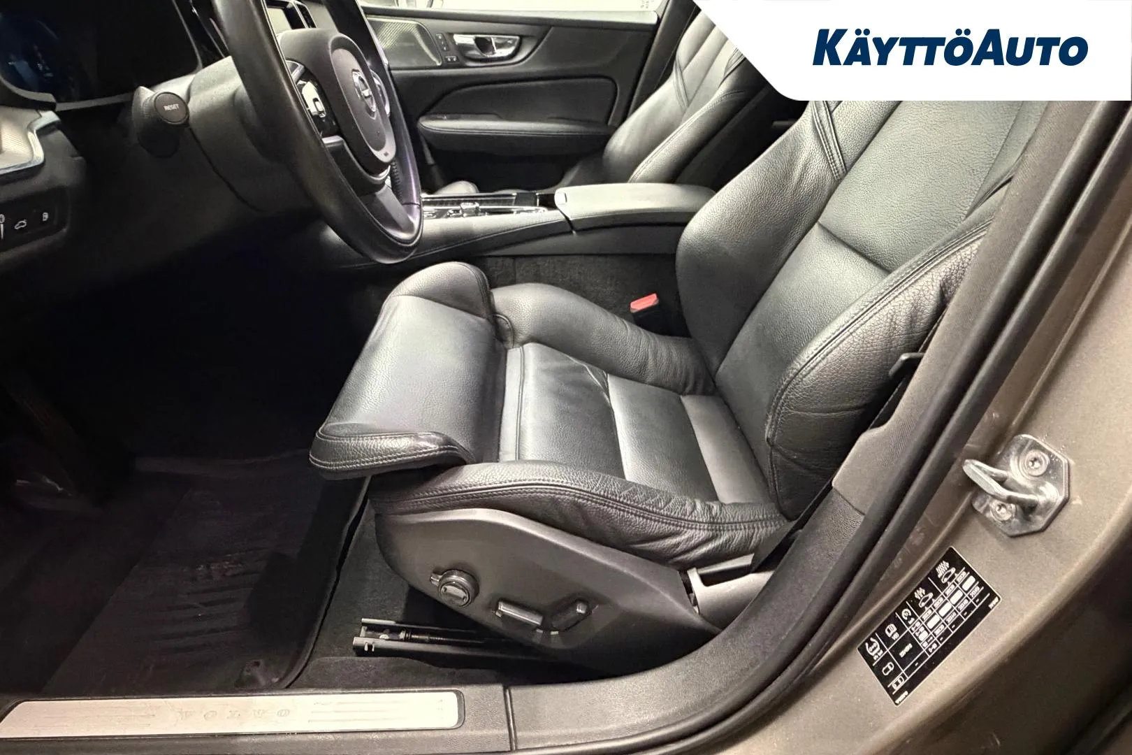 VOLVO V60 T8 Twin Engine EUA-185 carousel image