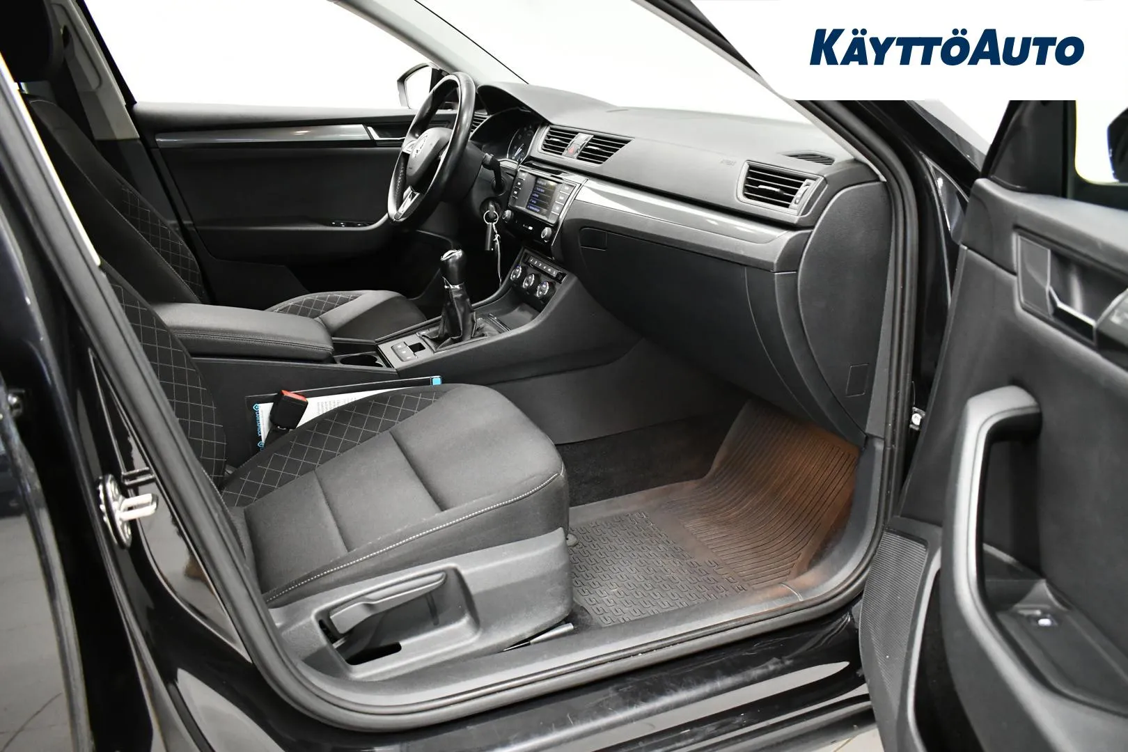 SKODA Superb GLR-617 carousel image