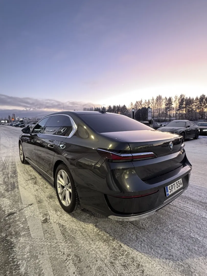 BMW i7 SPT-334 carousel image