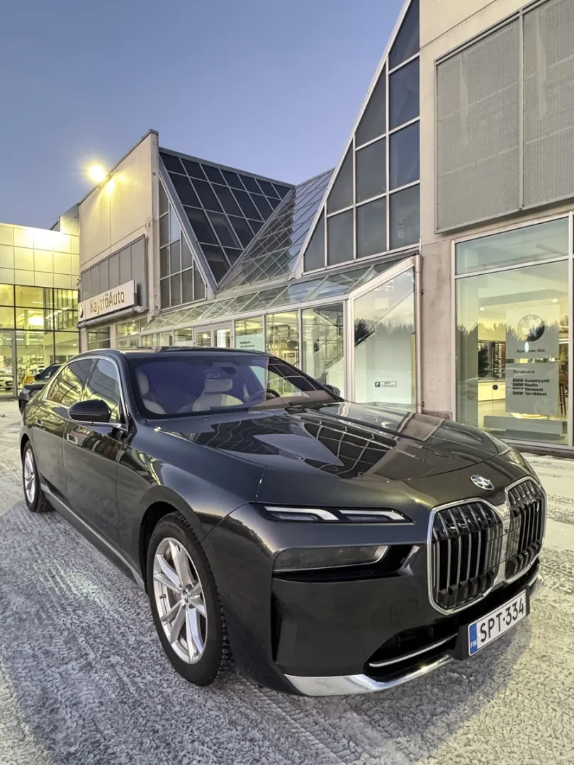 BMW i7 SPT-334 carousel image