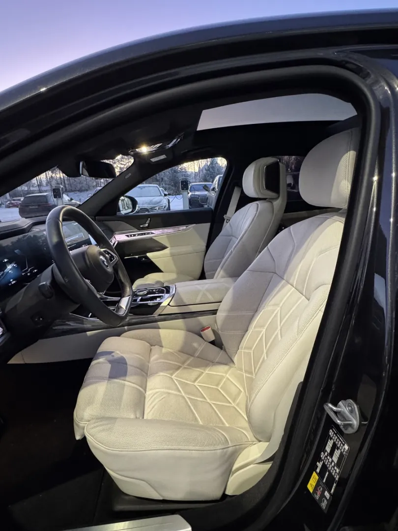 BMW i7 SPT-334 carousel image