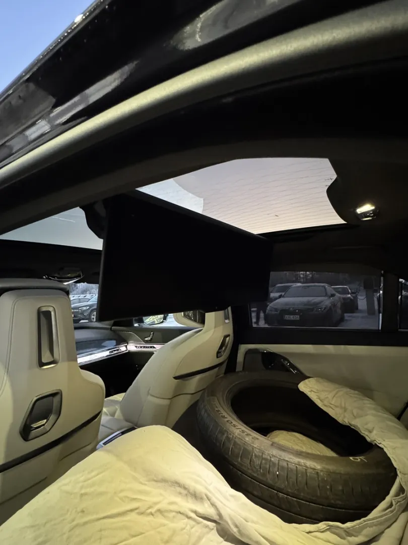 BMW i7 SPT-334 carousel image