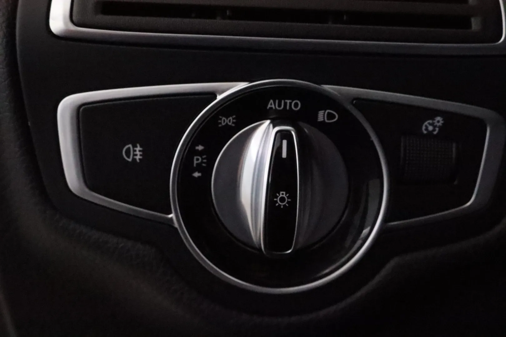 MERCEDES-BENZ C YKC-584 carousel image