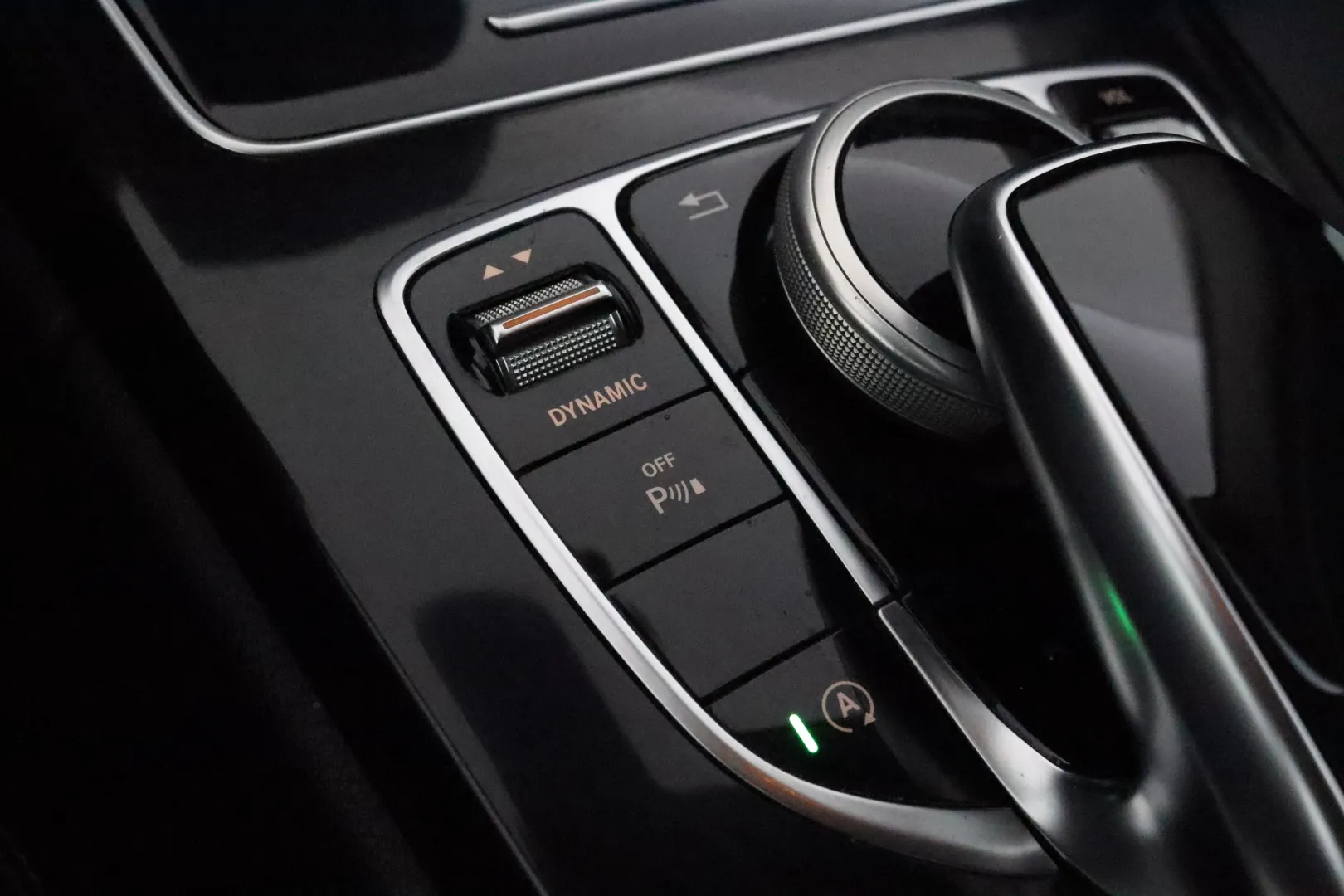 MERCEDES-BENZ C YKC-584 carousel image