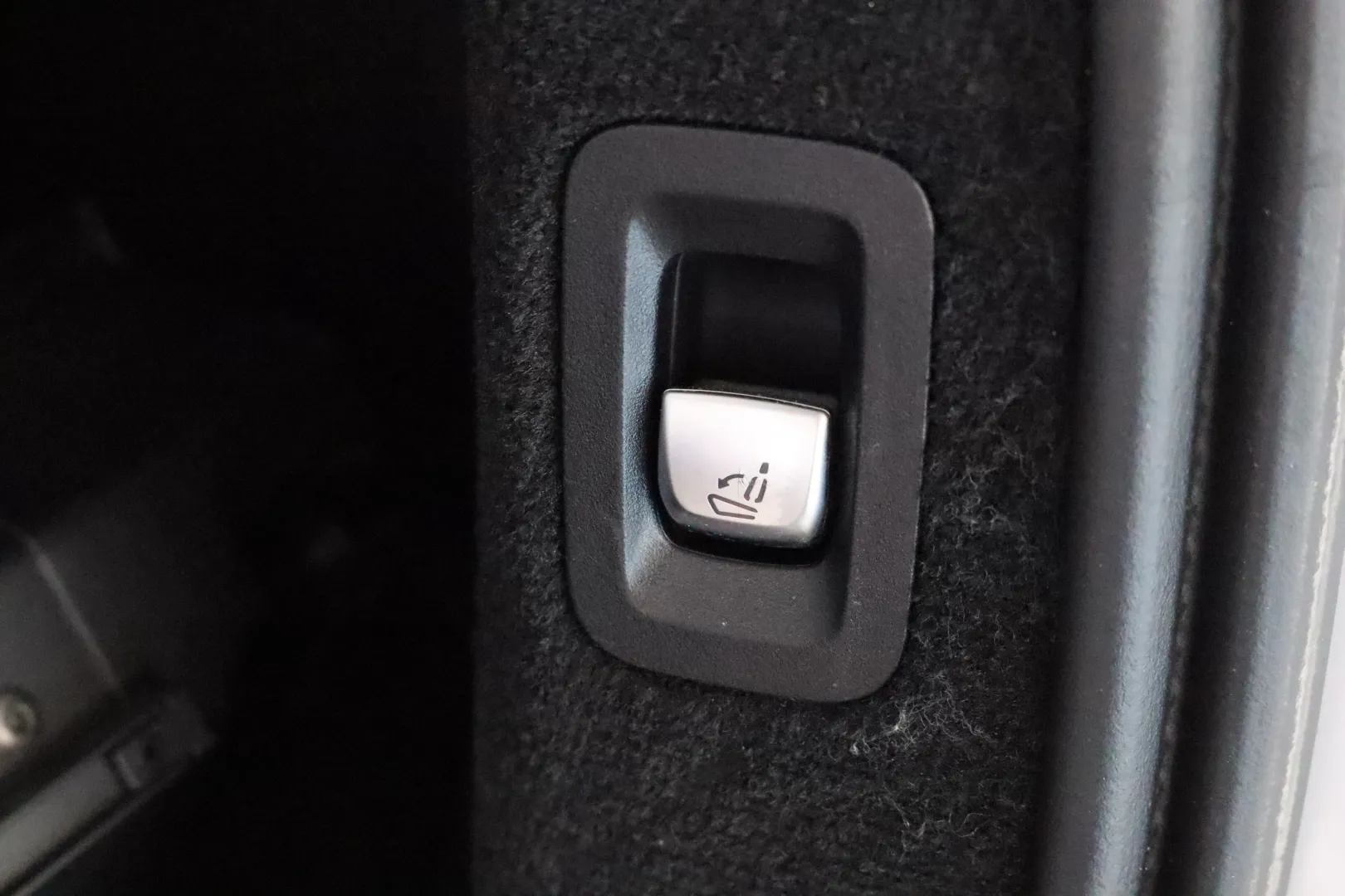 MERCEDES-BENZ C YKC-584 carousel image