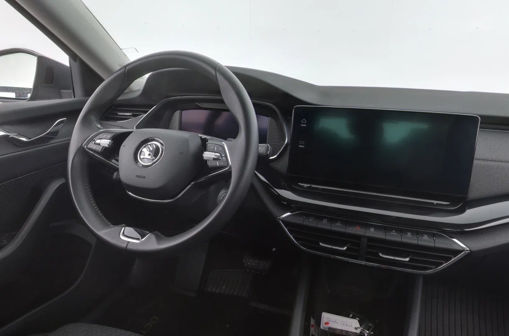 Skoda Octavia KUA-316 carousel image