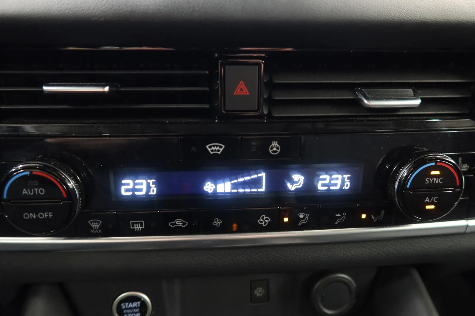 Nissan Qashqai ZOL-155 carousel image