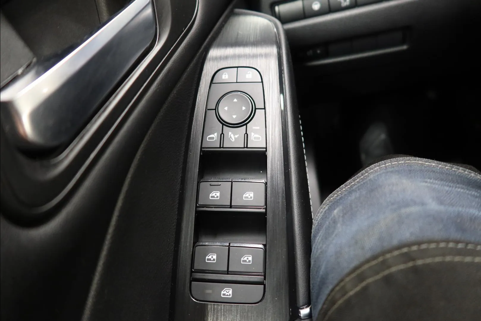 Nissan Qashqai ZOL-155 carousel image