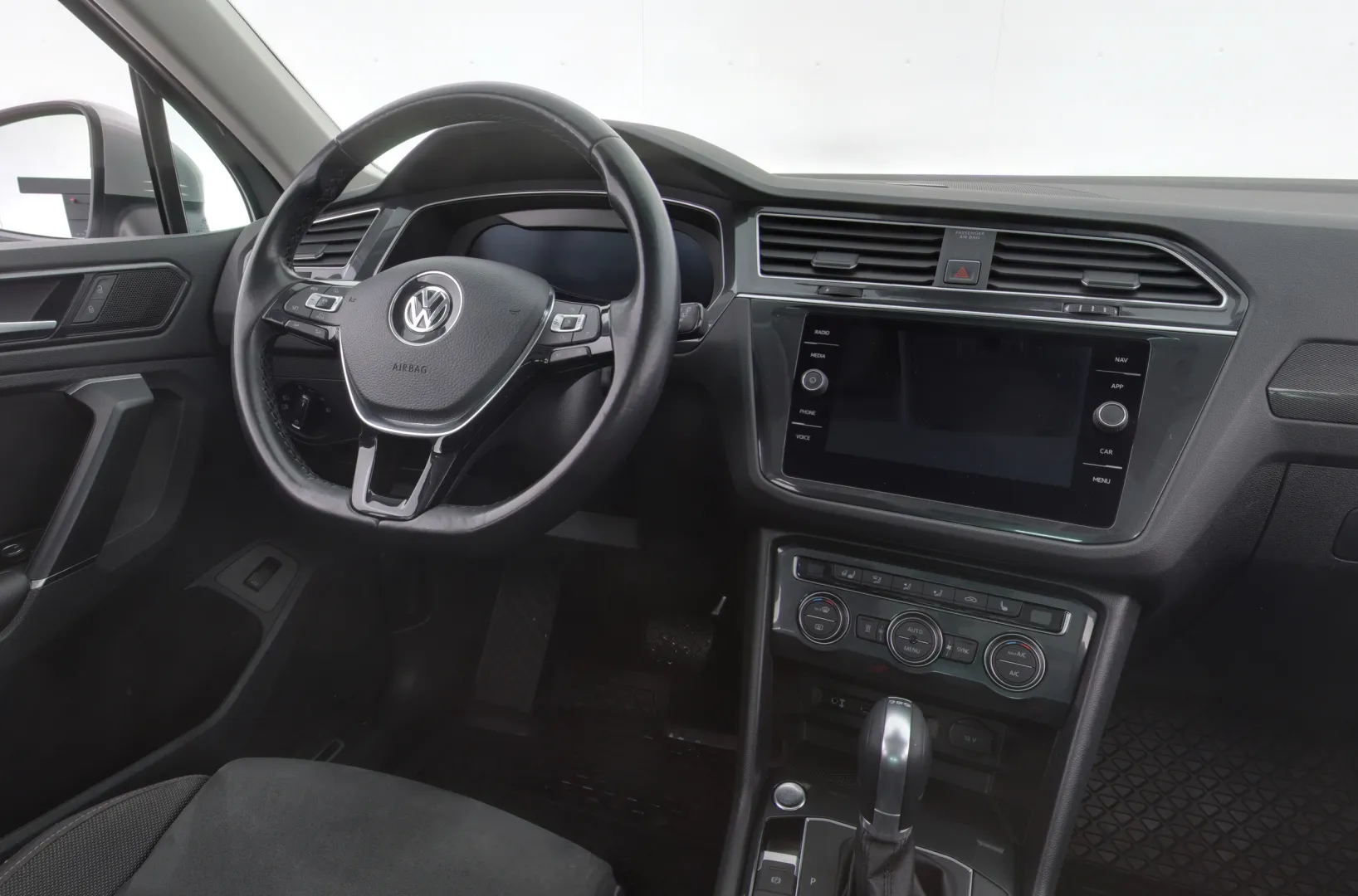 VOLKSWAGEN Tiguan OVX-136 carousel image