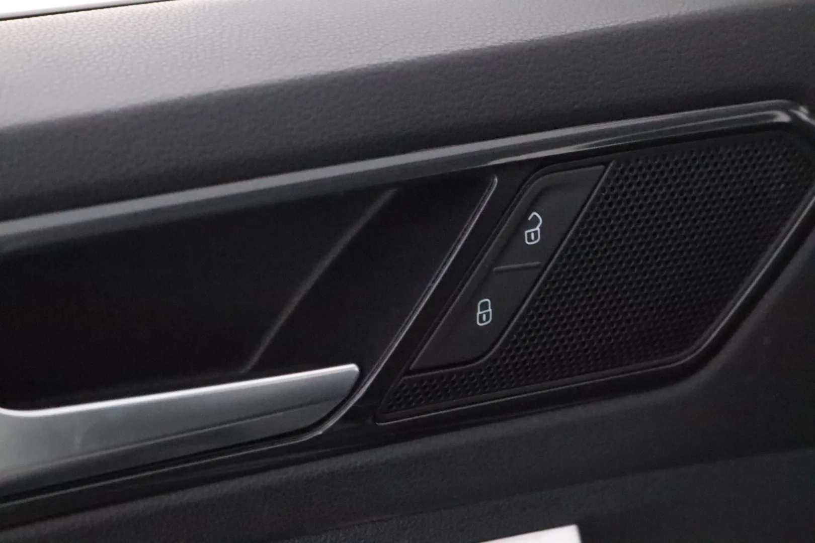 VOLKSWAGEN Tiguan OVX-136 carousel image