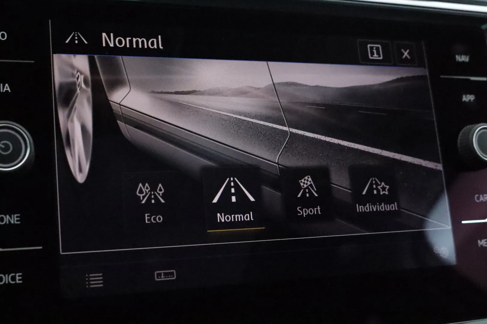 VOLKSWAGEN Tiguan OVX-136 carousel image