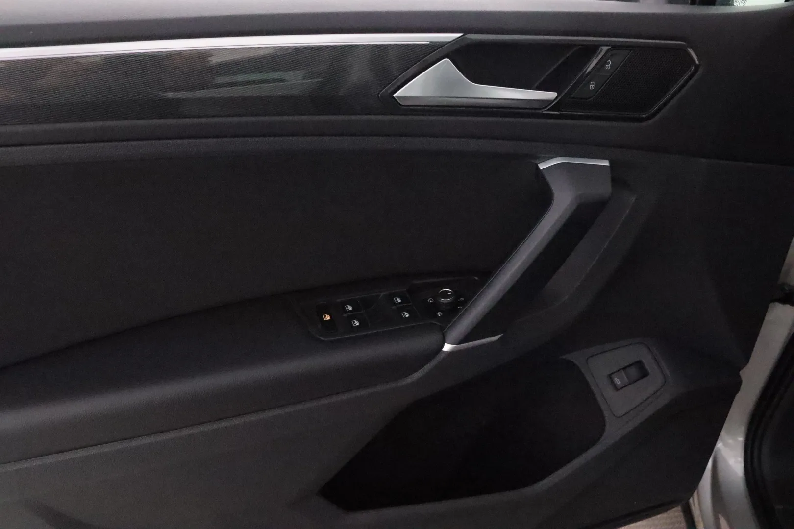 VOLKSWAGEN Tiguan OVX-136 carousel image