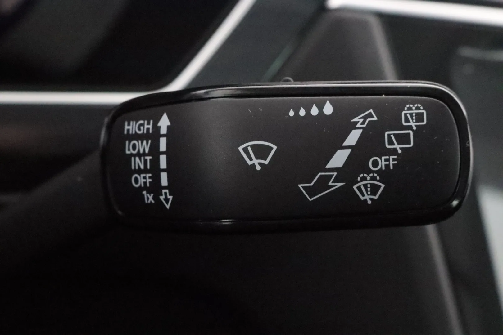 VOLKSWAGEN Tiguan OVX-136 carousel image