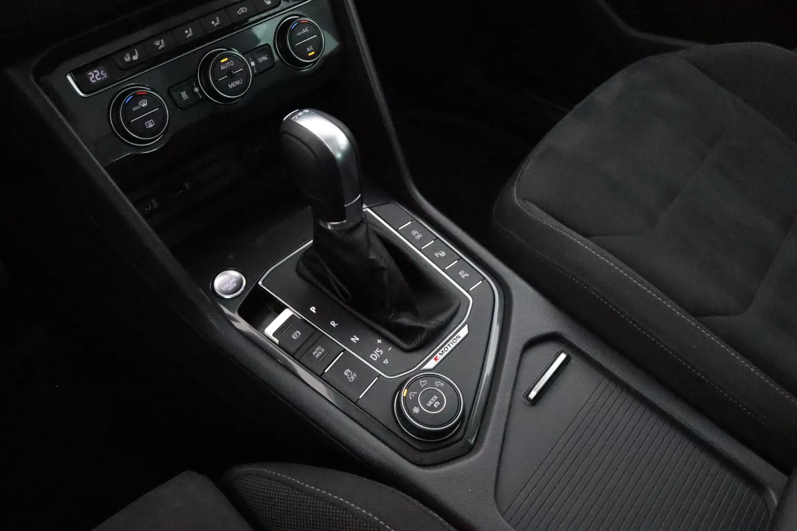 VOLKSWAGEN Tiguan OVX-136 carousel image