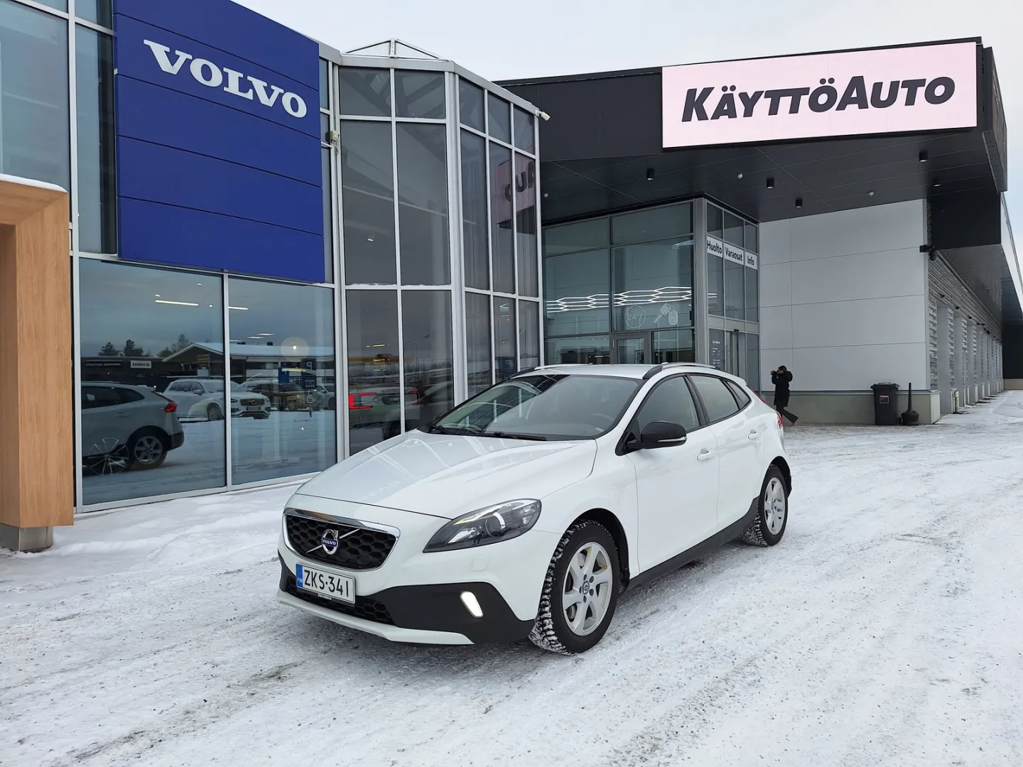 VOLVO V40 Cross Country ZKS-341 carousel image
