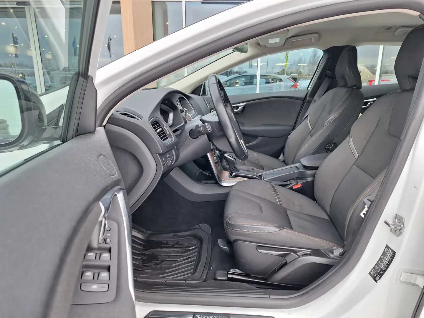 VOLVO V40 Cross Country ZKS-341 carousel image