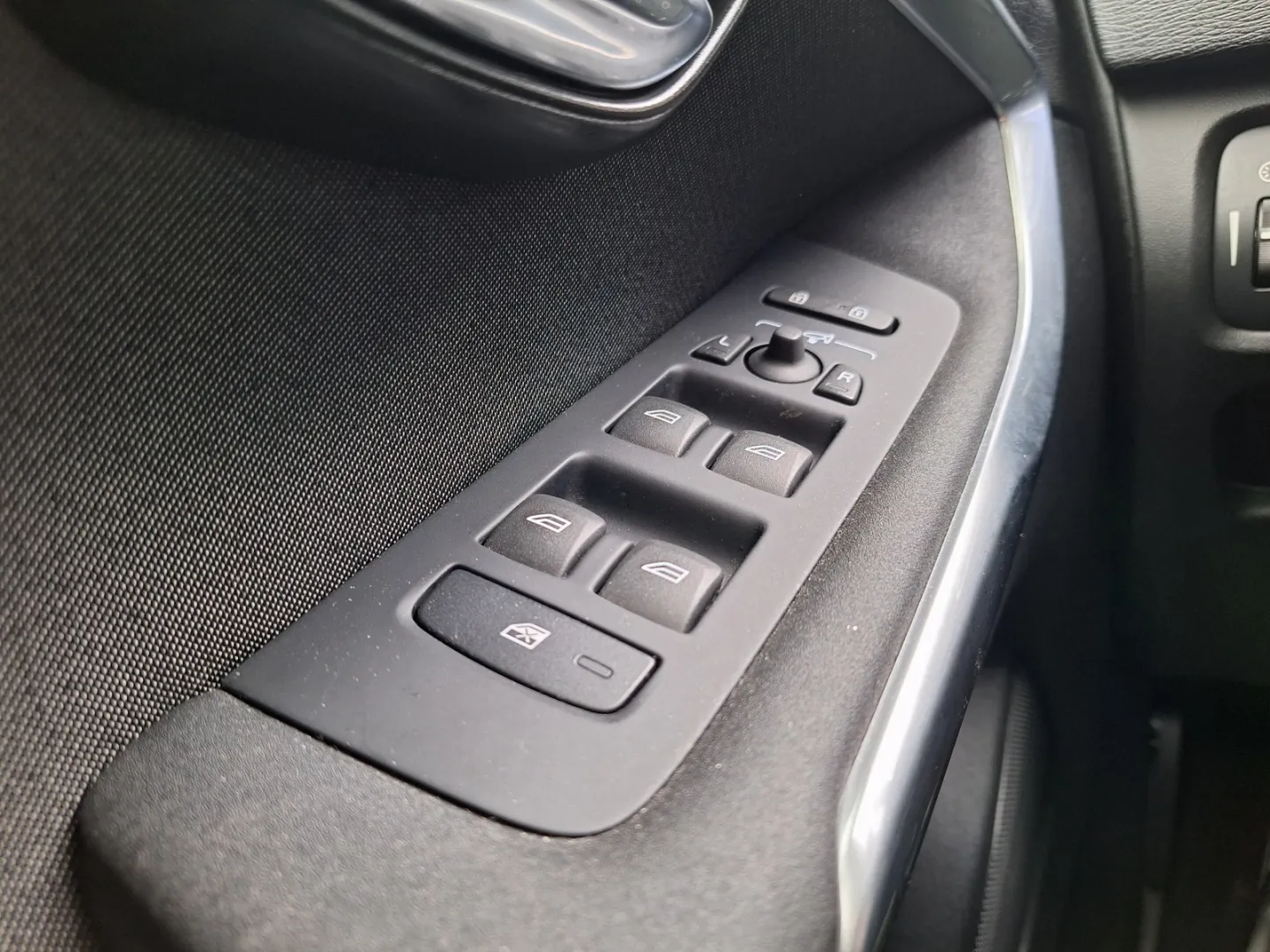 VOLVO V40 Cross Country ZKS-341 carousel image