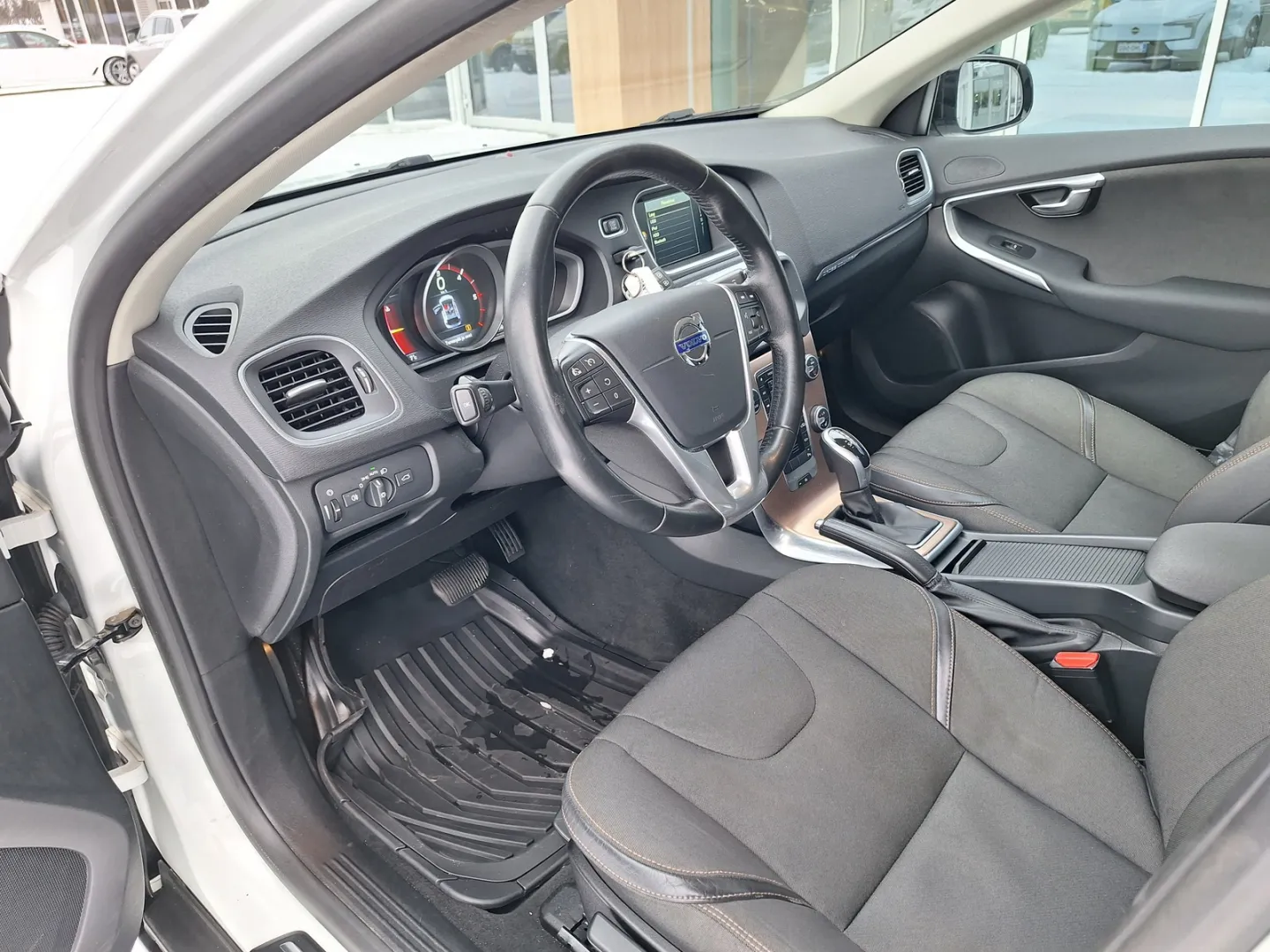 VOLVO V40 Cross Country ZKS-341 carousel image