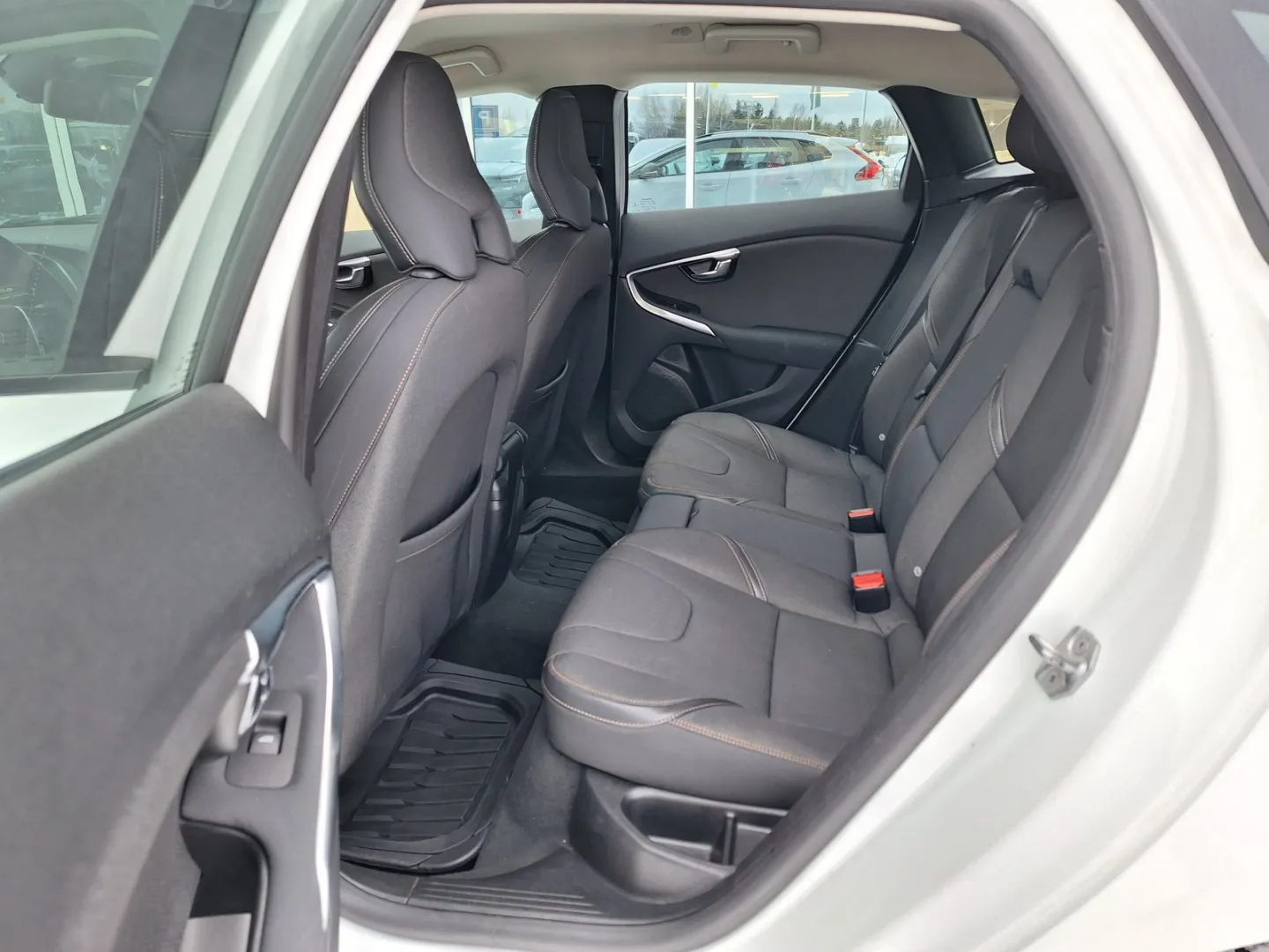 VOLVO V40 Cross Country ZKS-341 carousel image