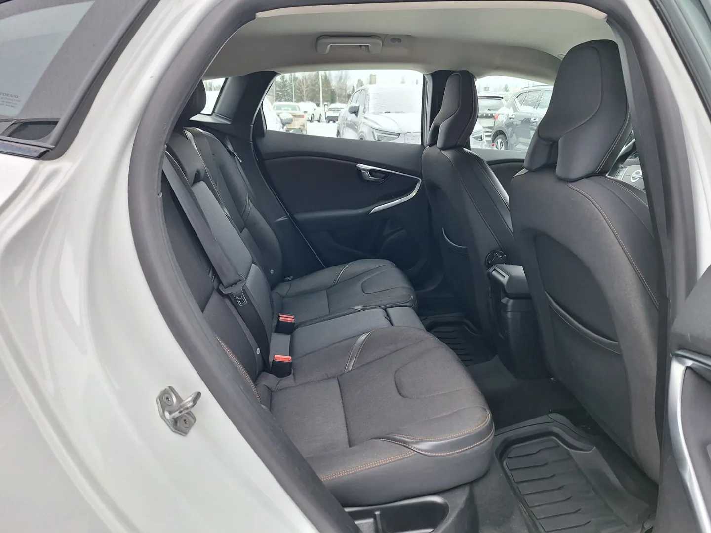 VOLVO V40 Cross Country ZKS-341 carousel image