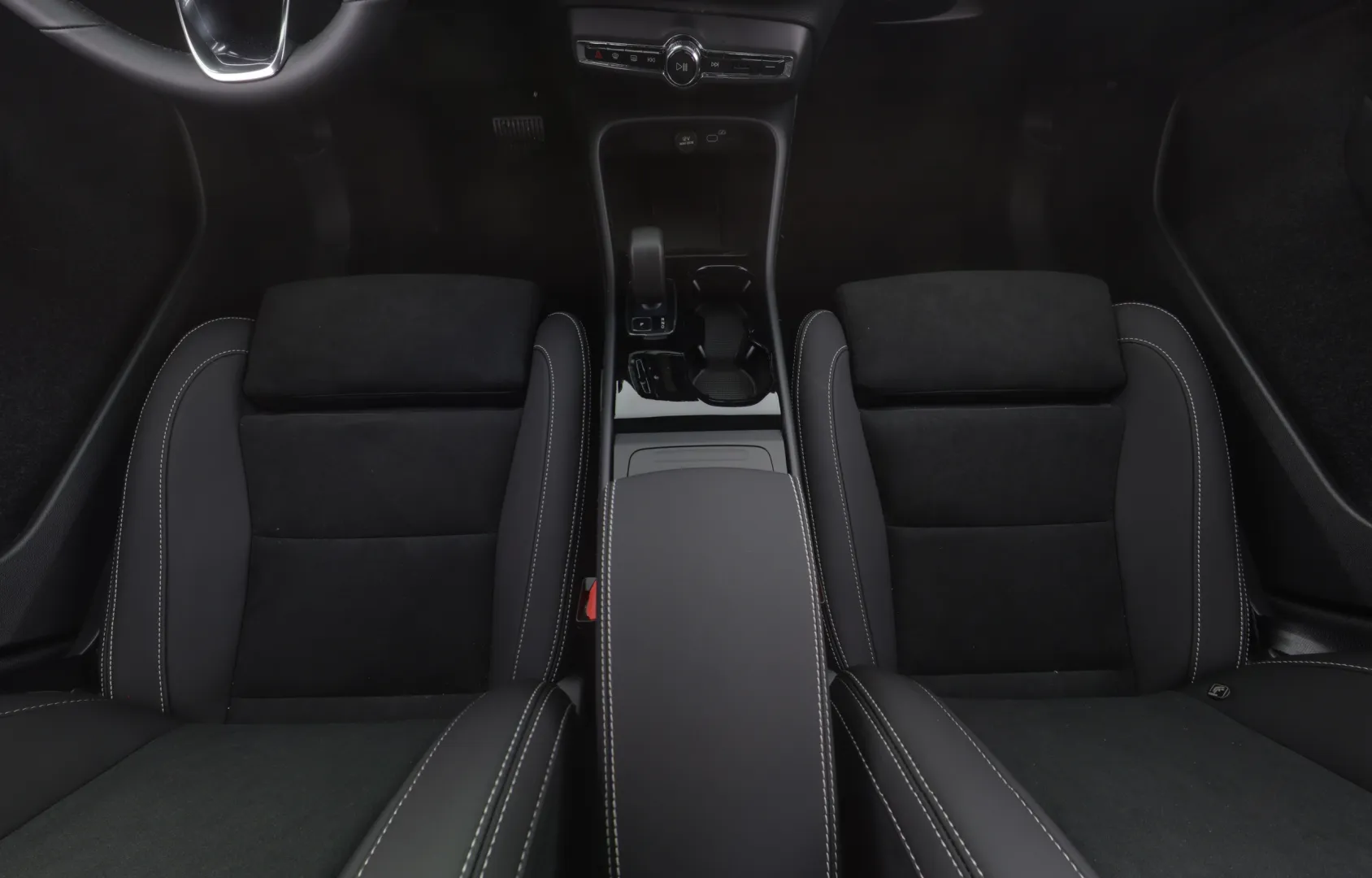 Volvo EX40 SRR-166 carousel image