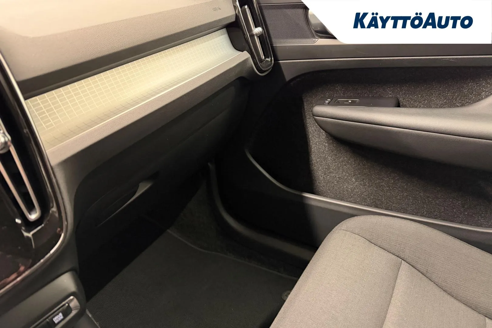 VOLVO XC40 NLH-688 carousel image