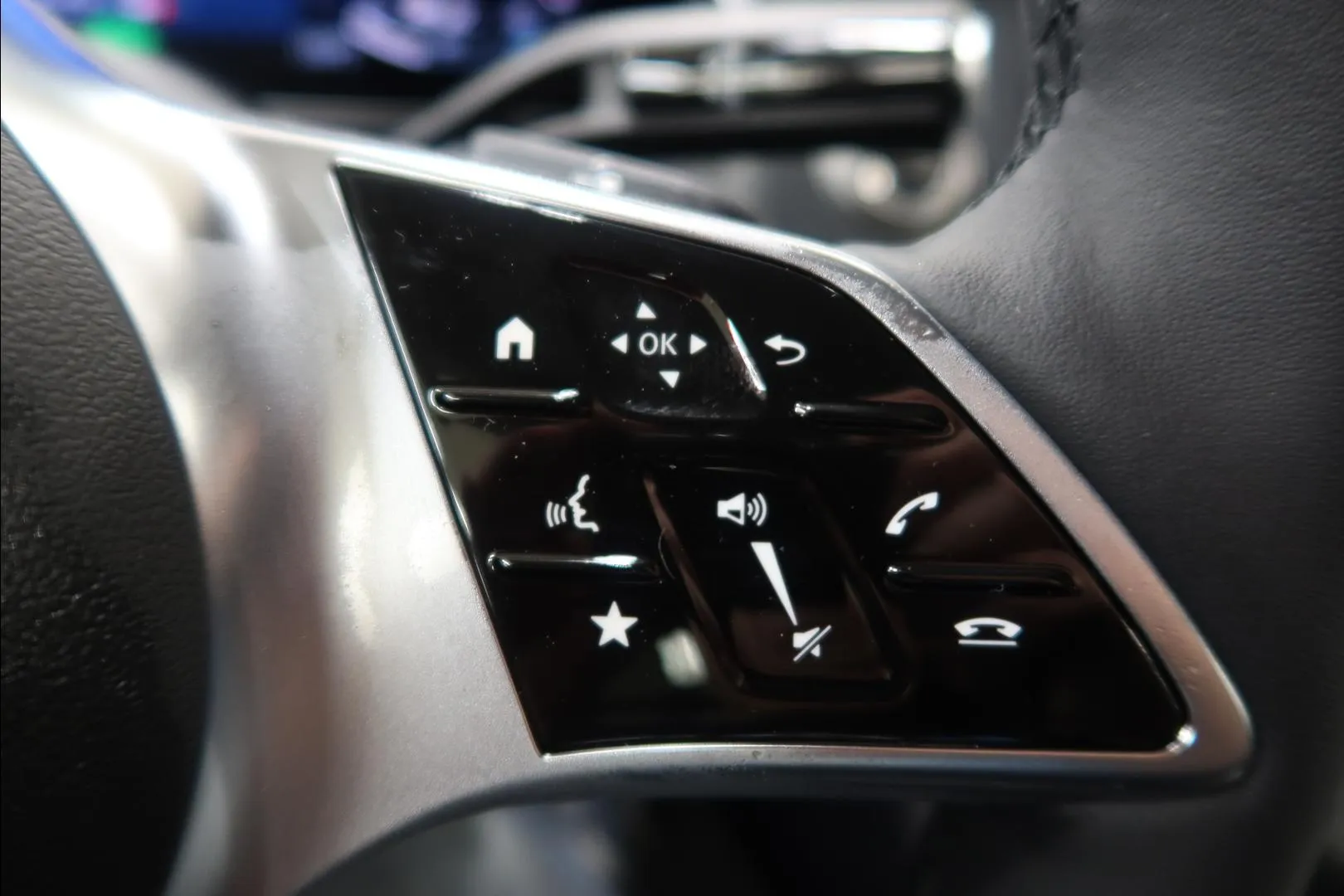 Mercedes-Benz GLC ZPR-977 carousel image